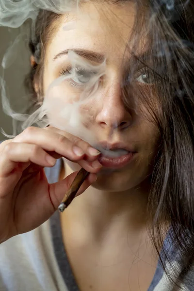 Una Bella Modella Bruna Fuma Marijuana Nella Privacy Della Propria — Foto Stock
