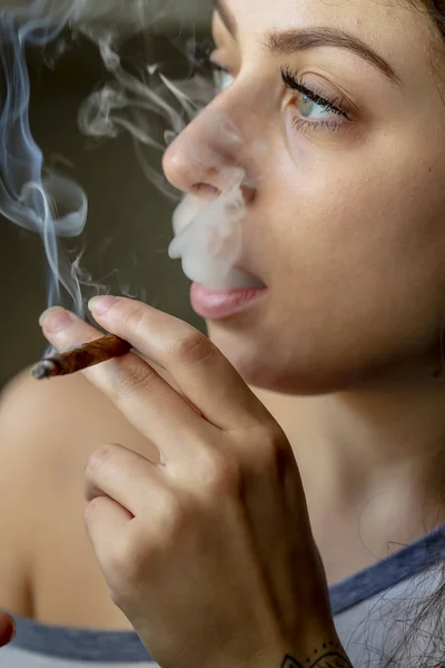 Una Bella Modella Bruna Fuma Marijuana Nella Privacy Della Propria — Foto Stock