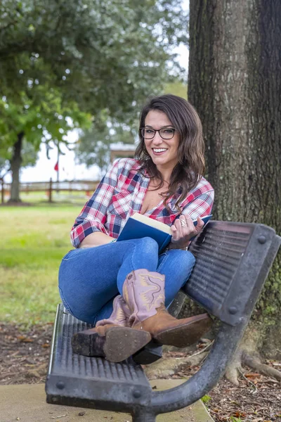 Una Hermosa Modelo Morena Posando Aire Libre Entorno Urbano Leyendo —  Fotos de Stock