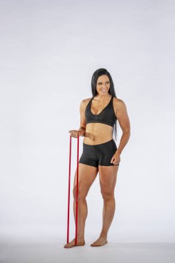 Çok güzel uzun saçlı esmer model spor salonu ekipman kullanılarak çalışma