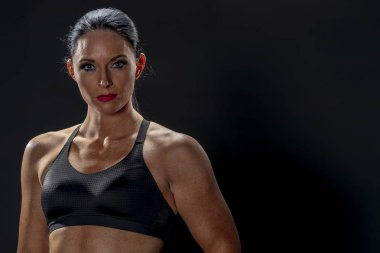 Çok güzel uzun saçlı esmer model spor salonu ekipman kullanılarak çalışma