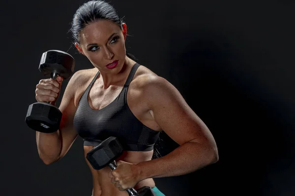 Hermosa Modelo Morena Pelo Largo Trabajando Con Equipo Gimnasio — Foto de Stock