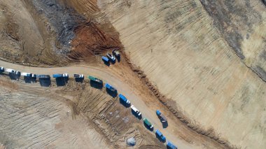 Birden çok damperli kamyonlar tarafından hizmet verilen bir ilçe çöp dökümü havadan izleme