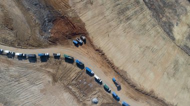 Birden çok damperli kamyonlar tarafından hizmet verilen bir ilçe çöp dökümü havadan izleme