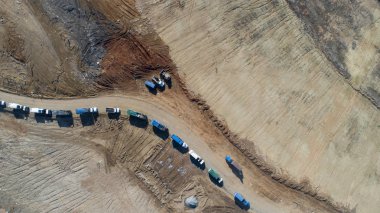 Birden çok damperli kamyonlar tarafından hizmet verilen bir ilçe çöp dökümü havadan izleme