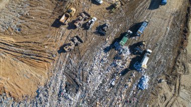 Birden çok damperli kamyonlar tarafından hizmet verilen bir ilçe çöp dökümü havadan izleme
