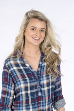 Stüdyo ortamında poz veren muhteşem sarışın bir manken.