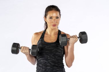 Bir stüdyo ortamında çalışma dışarı muhteşem bir esmer fitness modeli