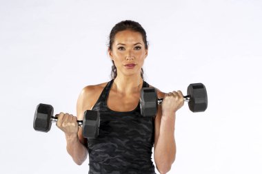 Bir stüdyo ortamında çalışma dışarı muhteşem bir esmer fitness modeli