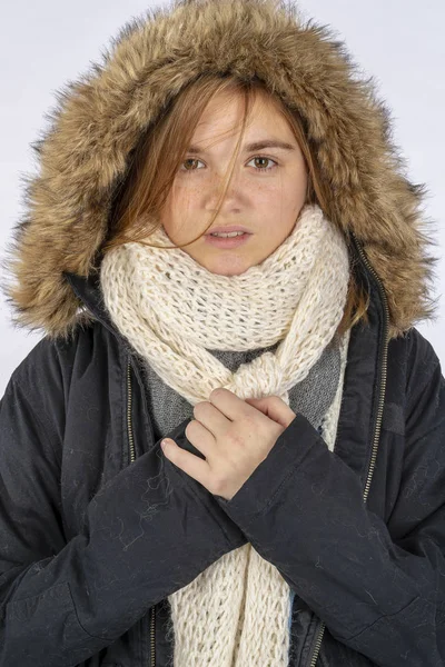Stüdyo Ortamında Kışlık Ceketle Poz Veren Güzel Sarışın Bir Genç — Stok fotoğraf