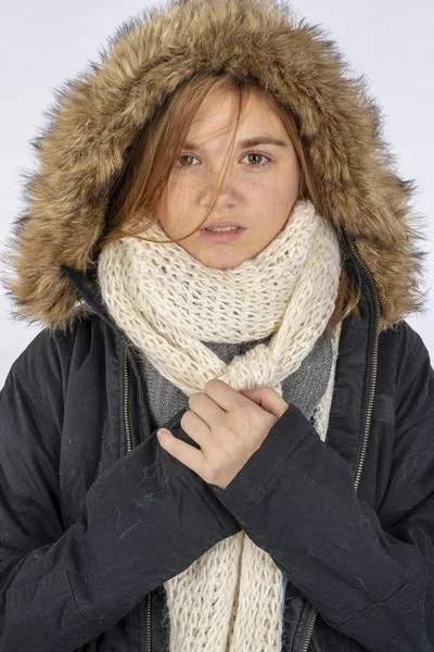 Una Bella Bionda Modella Adolescente Posa Con Cappotto Invernale Ambiente — Foto Stock