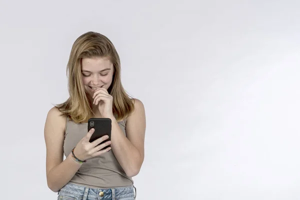 Uma Bela Modelo Adolescente Loira Brincando Com Seu Telefone Ambiente — Fotografia de Stock