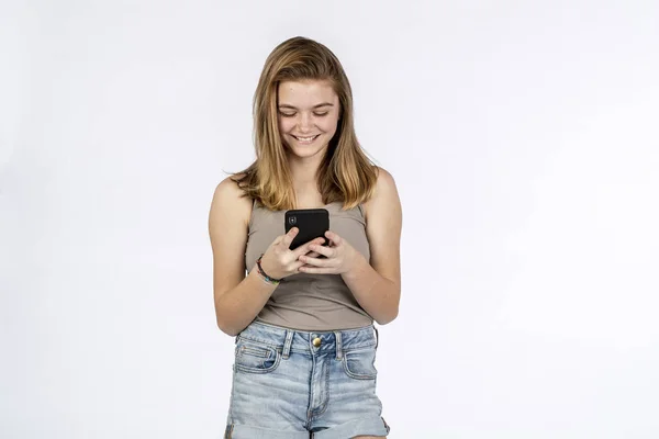 Uma Bela Modelo Adolescente Loira Brincando Com Seu Telefone Ambiente — Fotografia de Stock