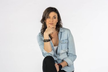 Stüdyo ortamında poz veren muhteşem bir esmer manken.