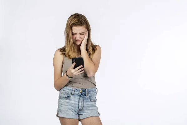 Une Belle Adolescente Blonde Mannequin Jouant Avec Son Téléphone Dans — Photo