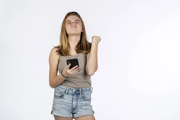 Uma Bela Modelo Adolescente Loira Brincando Com Seu Telefone Ambiente — Fotografia de Stock