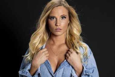 Stüdyo ortamında poz veren muhteşem sarışın bir manken.