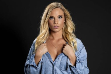 Stüdyo ortamında poz veren muhteşem sarışın bir manken.