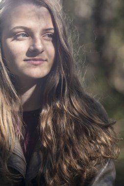 Açık havada bir kırsal ortamda poz güzel sarışın manken