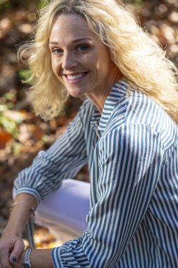 Açık havada bir kırsal ortamda poz güzel olgun sarışın manken