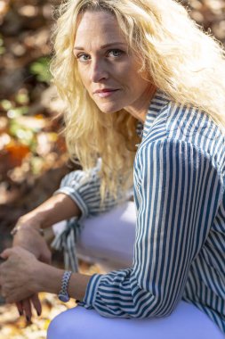 Açık havada bir kırsal ortamda poz güzel olgun sarışın manken