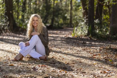 Açık havada bir kırsal ortamda poz güzel olgun sarışın manken