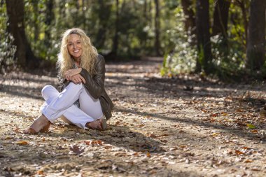 Açık havada bir kırsal ortamda poz güzel olgun sarışın manken