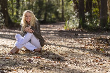 Açık havada bir kırsal ortamda poz güzel olgun sarışın manken