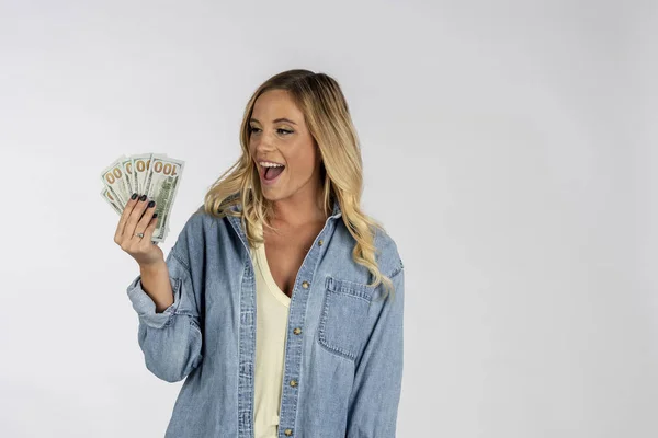 Una Hermosa Modelo Rubia Posando Con Moneda Estados Unidos — Foto de Stock