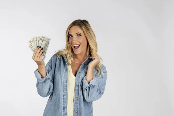 Una Hermosa Modelo Rubia Posando Con Moneda Estados Unidos — Foto de Stock