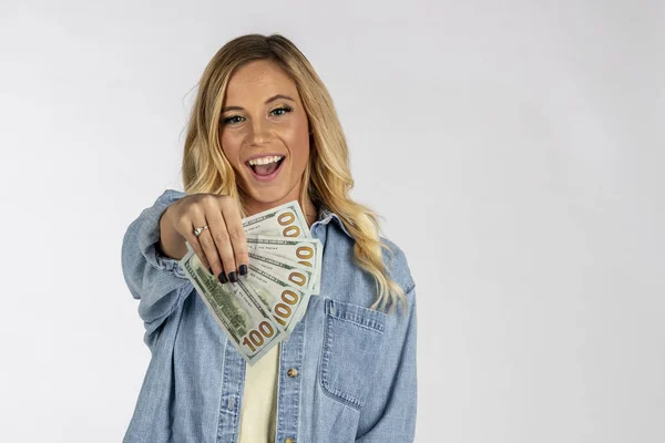 Una Hermosa Modelo Rubia Posando Con Moneda Estados Unidos — Foto de Stock