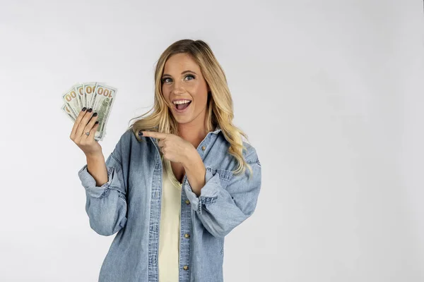 Una Hermosa Modelo Rubia Posando Con Moneda Estados Unidos — Foto de Stock