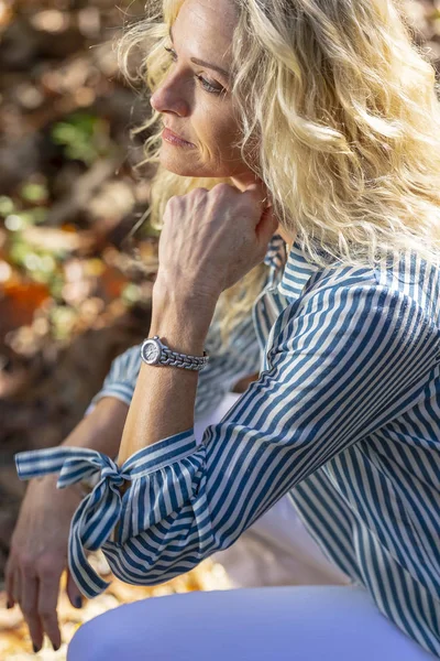 Een Mooie Rijpe Blonde Model Poseren Buiten Een Landelijke Omgeving — Stockfoto