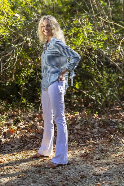 Beautiful Mature Blonde Model Posing Outdoors Rural Environment — Stock Photo, Image