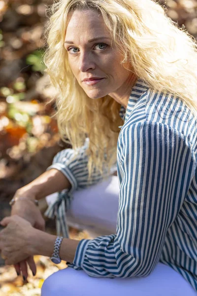 Açık havada bir kırsal ortamda poz güzel olgun sarışın manken