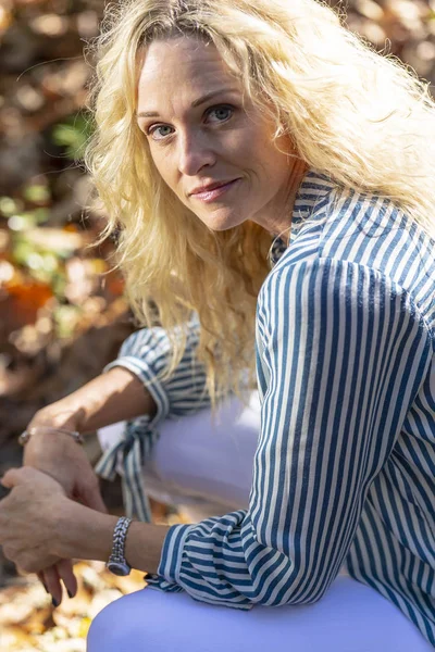 Açık havada bir kırsal ortamda poz güzel olgun sarışın manken