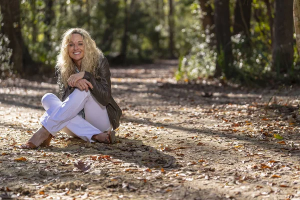 Beautiful Mature Blonde Model Posing Outdoors Rural Environment — Stock Photo, Image