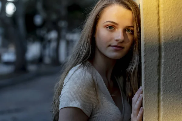 Een Prachtig Blonde Model Poseren Buiten Een Stedelijke Omgeving — Stockfoto