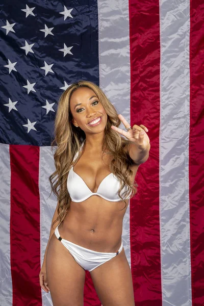 Wspaniały Strój Kąpielowy African American Modelu Pozowanie Przed Amerykańską Flagę — Zdjęcie stockowe