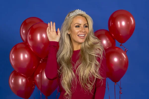 Uma Bela Modelo Loira Posando Uma Tiara Balões Vermelhos Frente — Fotografia de Stock