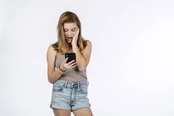 Una Bella Bionda Modella Adolescente Gioca Con Suo Telefono Ambiente — Foto Stock