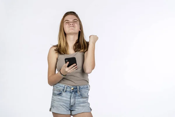 Una Bella Bionda Modella Adolescente Gioca Con Suo Telefono Ambiente — Foto Stock