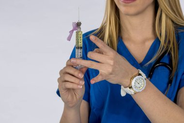 Muhteşem bir sarışın hemşire bir stüdyo ortamında beyaz bir arka plan karşı görevlerini yerine.