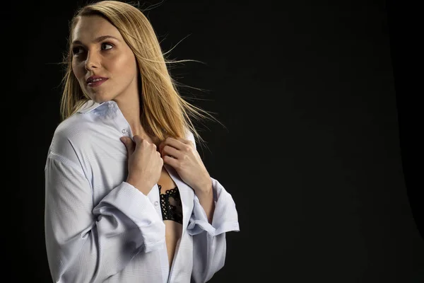 Een Prachtig Blond Model Poseren Een Studio Omgeving — Stockfoto