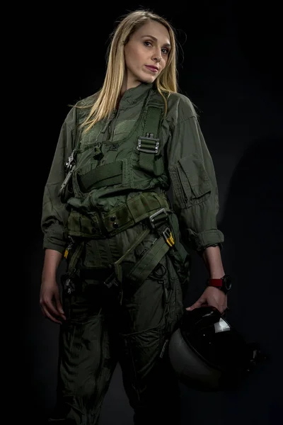 Bir Kadın Savaş Pilotu Bir Stüdyo Ortamında Siyah Bir Arka — Stok fotoğraf