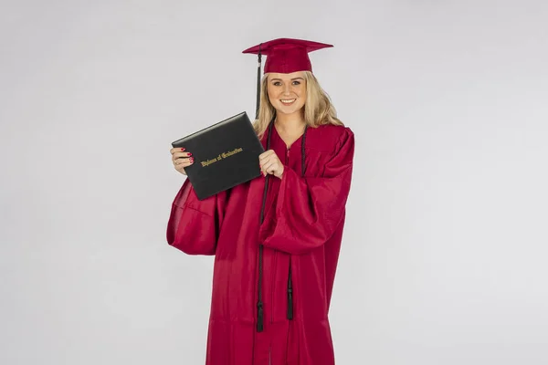 Een Prachtige Blonde Model Poseren Met Een Diploma Afstuderen — Stockfoto