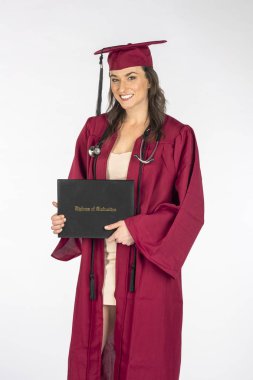 Muhteşem bir esmer model beyaz bir arka plan karşı mezuniyetten sonra bir diploma ile poz