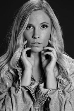 Stüdyo ortamında poz veren muhteşem sarışın bir manken.