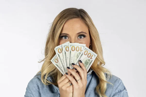 Una Hermosa Modelo Rubia Posando Con Moneda Estados Unidos — Foto de Stock