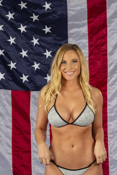 Een Prachtige Blonde Zwempakmodel Poseren Tegen Een Amerikaanse Vlag Een — Stockfoto